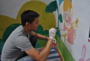 A volunteer of Rotary Club of the Peak part-took in the mural painting at Pak Tin Centre 