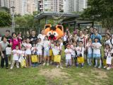 Ajitora joined hands with Heep Hong’s children to sell flags.